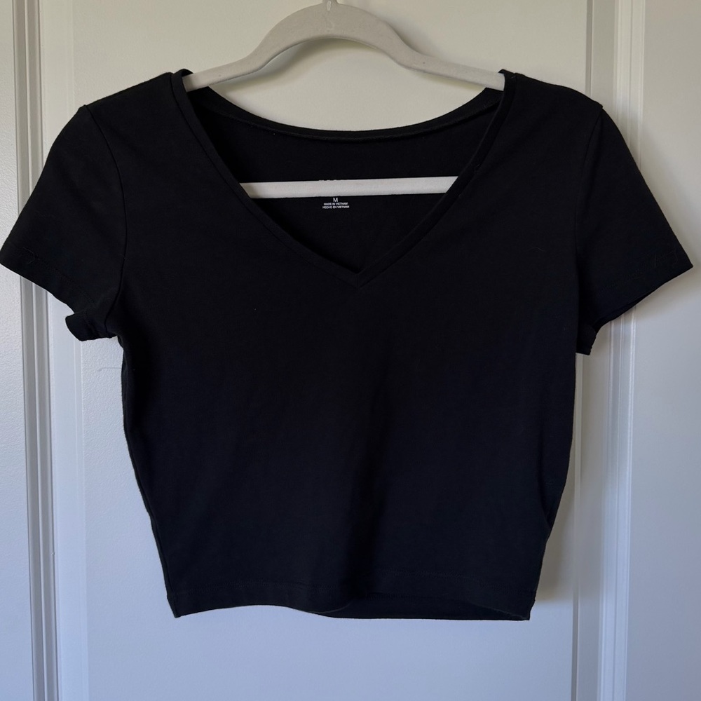 Wild Fable Black V‑Neck Tee — Size M